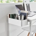 Yamazaki Tisch-Klemmkorb TOWER in Weiss, am Schreibtisch mit Notizbüchern, Schere und Becher