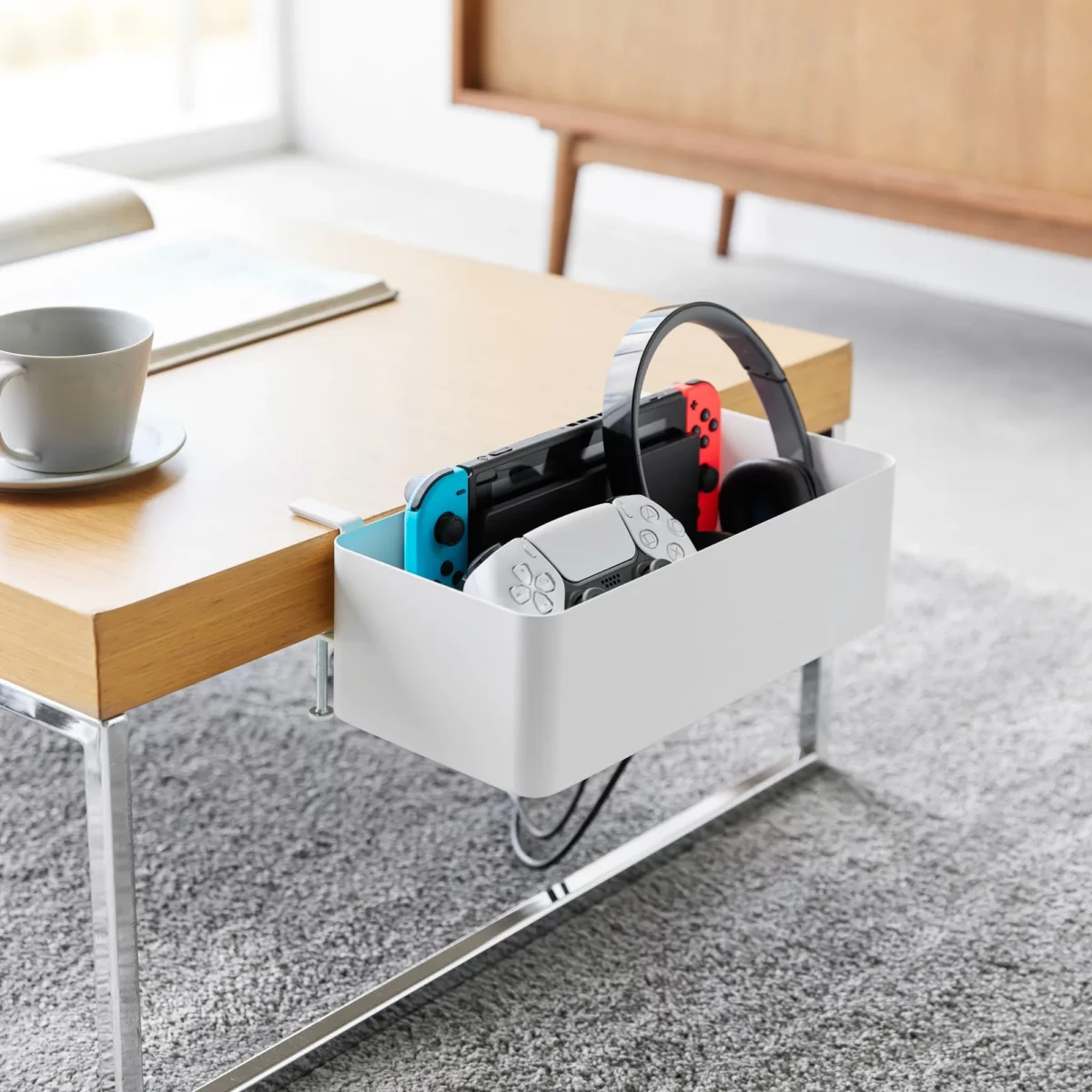 Yamazaki Tisch-Klemmkorb TOWER in Weiss, am Couchtisch mit Spielkonsole, Controller und Kopfhörer