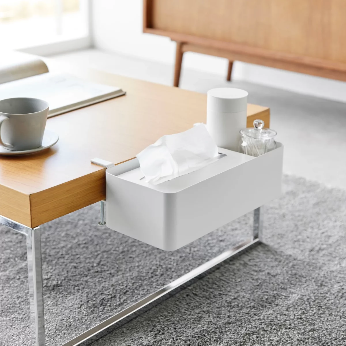 Yamazaki Tisch-Klemmkorb TOWER in Weiss, am Couchtisch mit Taschentuchbox und Feuchttüchern