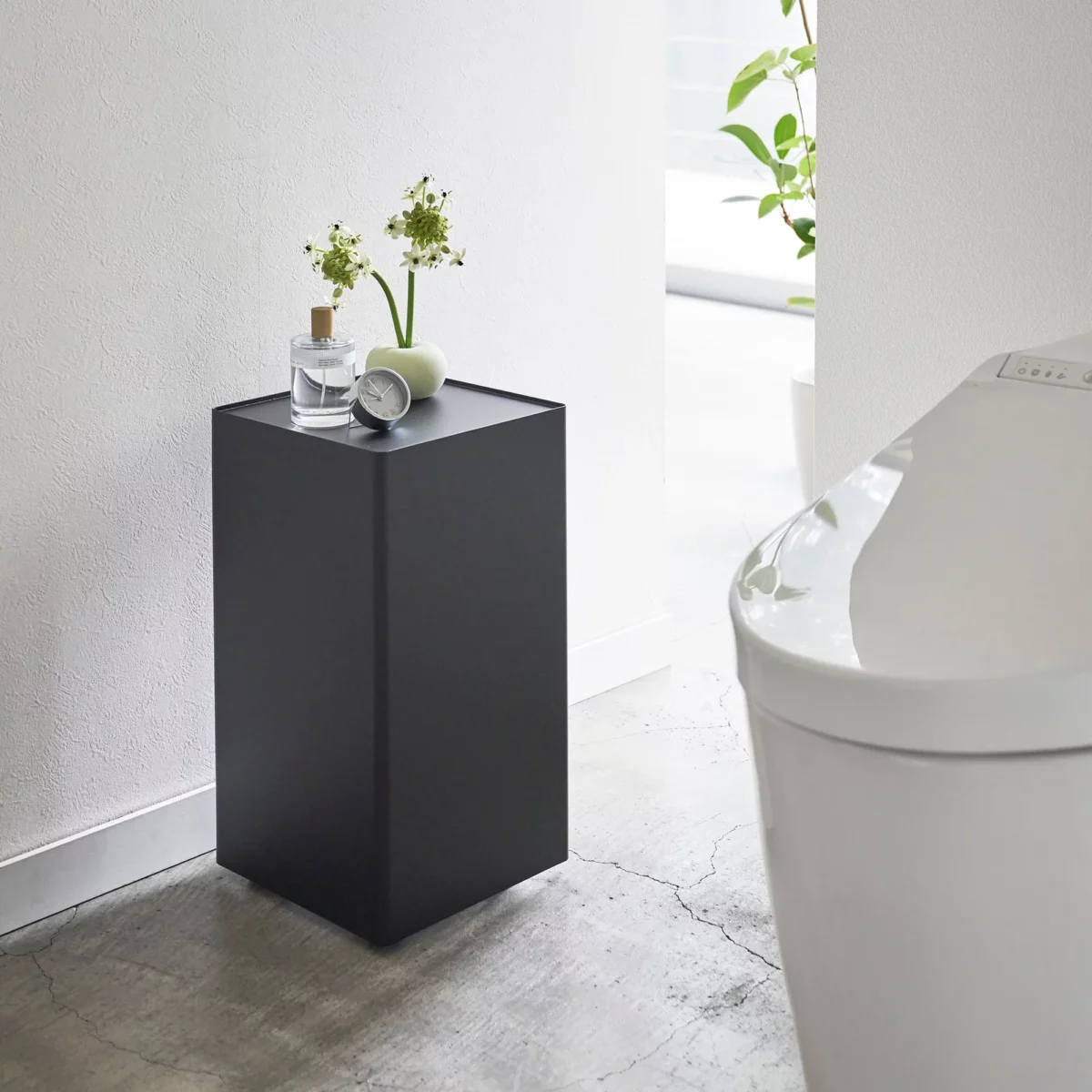 Yamazaki Toilettenpapier-Box TOWER mit Rollen, Detailansicht 2 | One Horizon