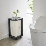 Yamazaki Toilettenpapier-Box TOWER mit Rollen, Detailansicht 3 | One Horizon