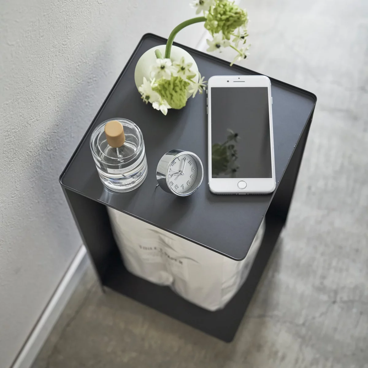 Yamazaki Toilettenpapier-Box TOWER mit Rollen, Detailansicht 4 | One Horizon