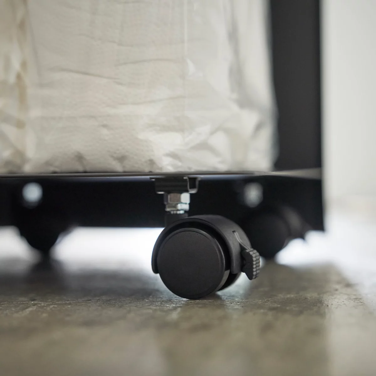 Yamazaki Toilettenpapier-Box TOWER mit Rollen, Detailansicht 5 | One Horizon