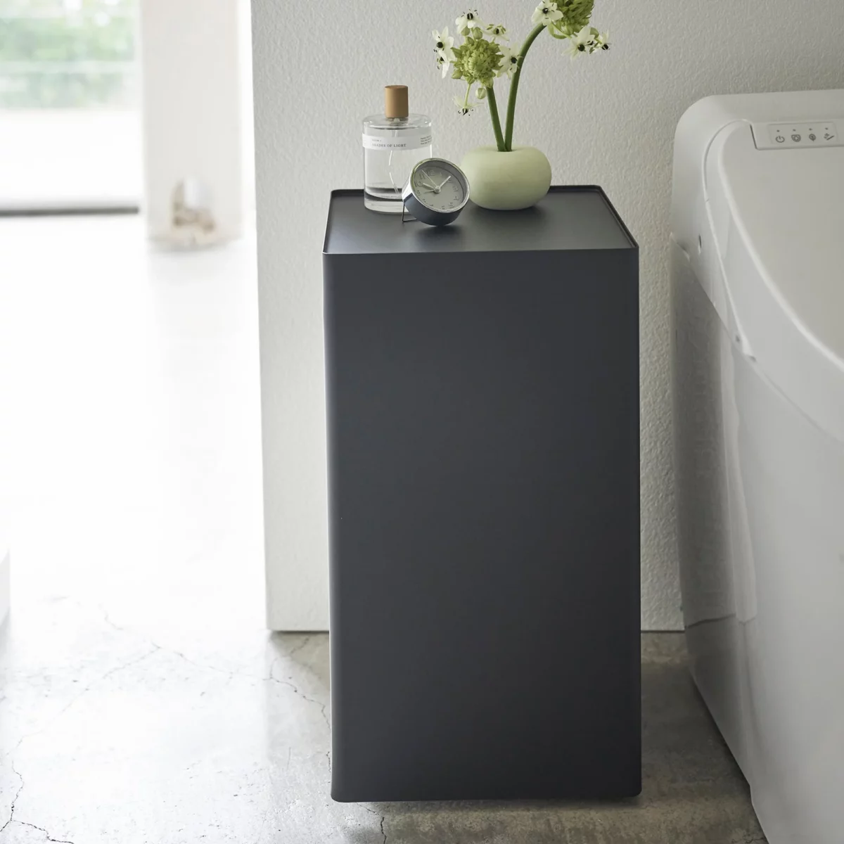 Yamazaki Toilettenpapier-Box TOWER mit Rollen, Detailansicht 6 | One Horizon