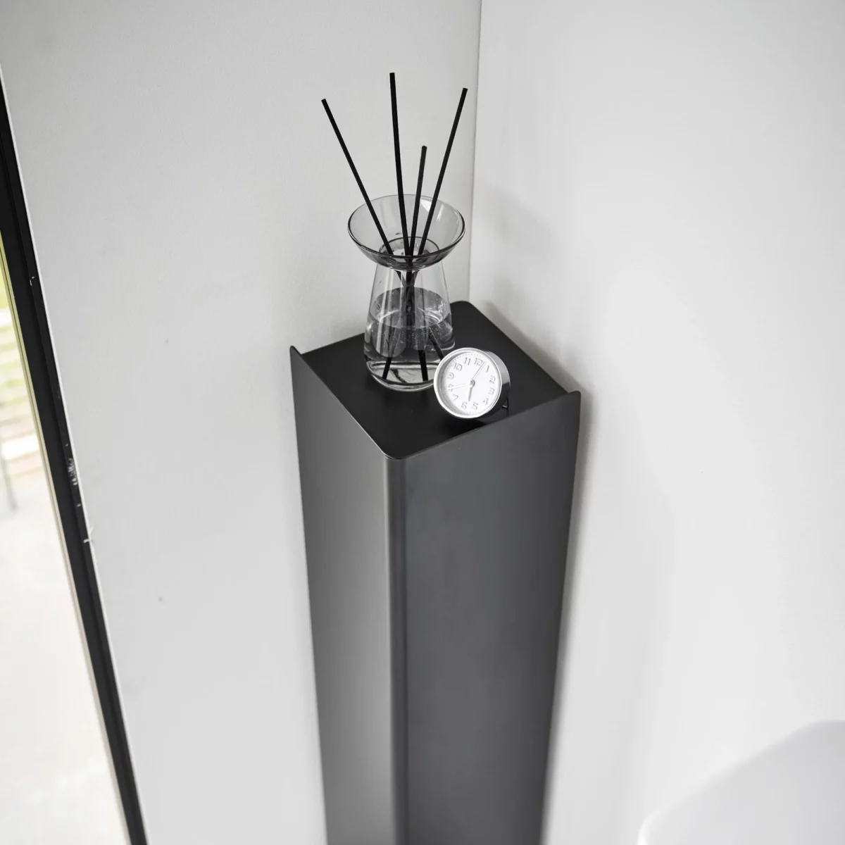 Yamazaki Toilettenpapier-Ständer TOWER schmal Schwarz, Detailansicht 6 | One Horizon