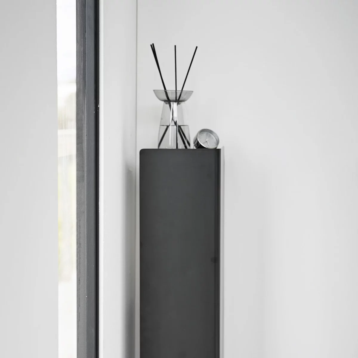 Yamazaki Toilettenpapier-Ständer TOWER schmal Schwarz, Detailansicht 7 | One Horizon