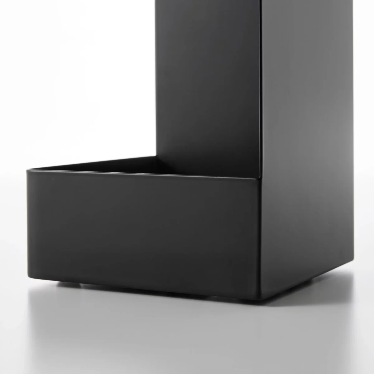 Yamazaki Toilettenpapier-Ständer TOWER schmal Schwarz, Detailansicht 11 | One Horizon