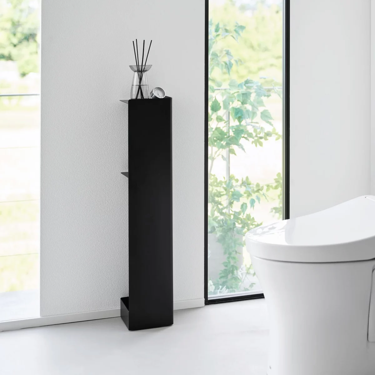 Yamazaki Toilettenpapier-Ständer TOWER schmal Schwarz, Detailansicht 12 | One Horizon