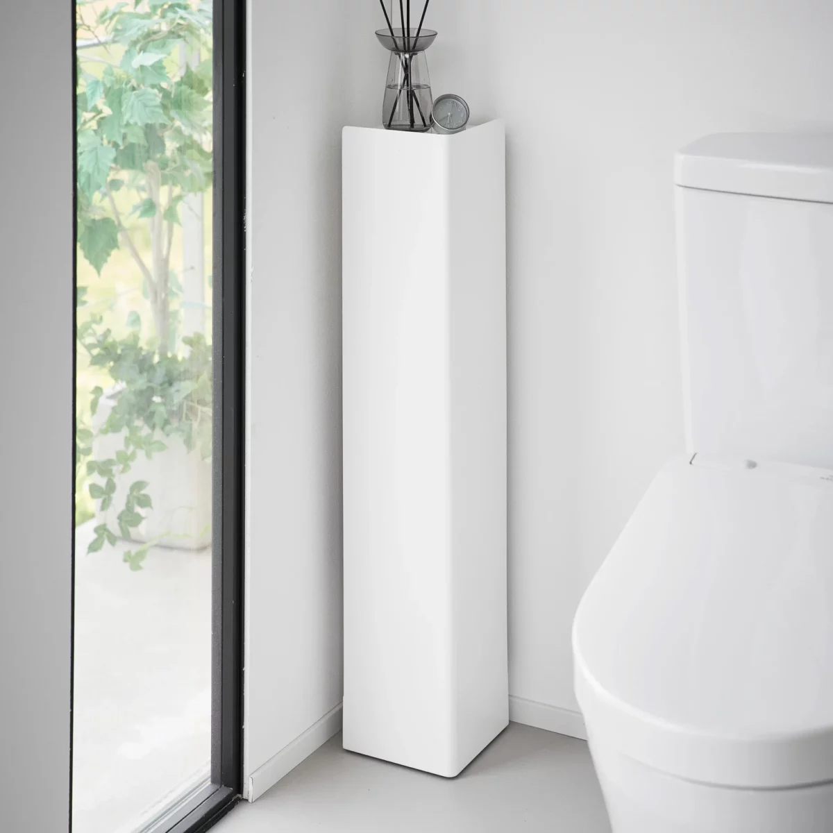 Yamazaki Toilettenpapier-Ständer TOWER schmal Weiss, Detailansicht 2 | One Horizon