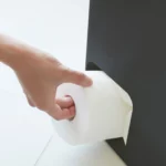 Distributeur de papier toilette Yamazaki TOWER grand format noir, vue détaillée 3 | One Horizon