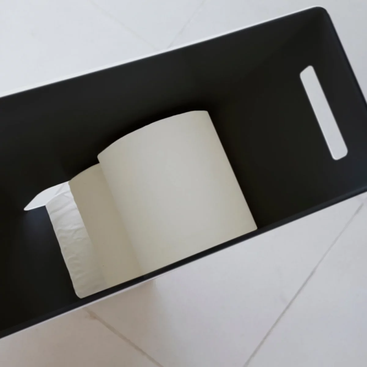 Distributeur de papier toilette Yamazaki TOWER grand format, noir, vue détaillée 4 | One Horizon
