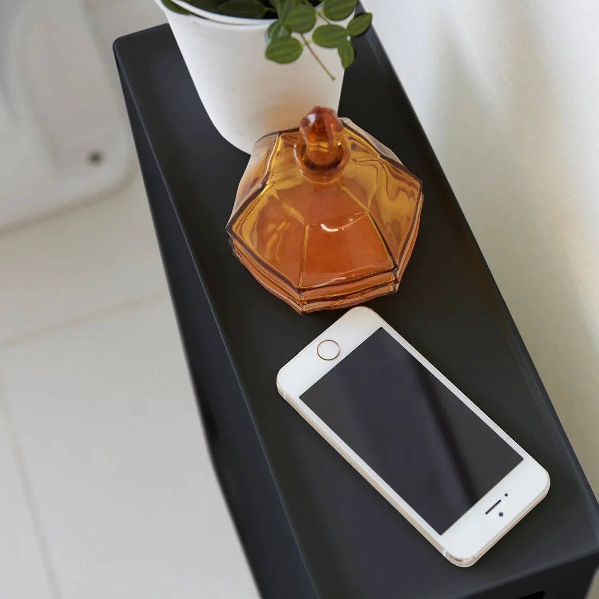 Distributeur de papier toilette Yamazaki TOWER grand format, noir, vue détaillée 5 | One Horizon