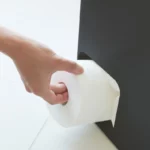 Distributeur de papier toilette Yamazaki TOWER grand format noir, vue détaillée 10 | One Horizon
