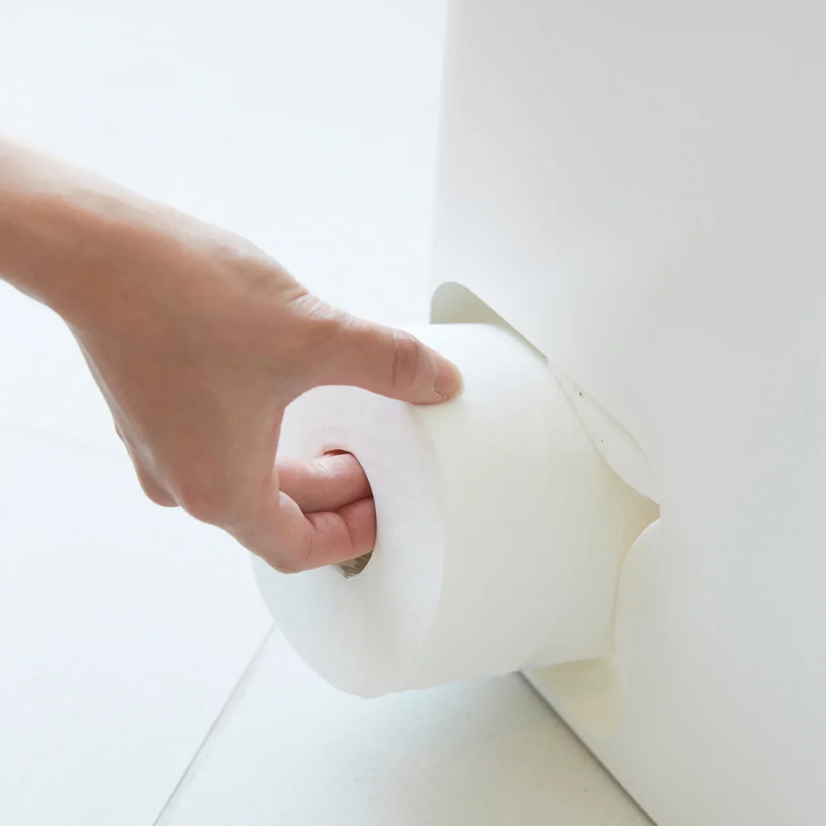 Distributeur de papier toilette Yamazaki TOWER grand format blanc, vue détaillée 3 | One Horizon