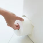Distributeur de papier toilette Yamazaki TOWER grand format blanc, vue détaillée 3 | One Horizon