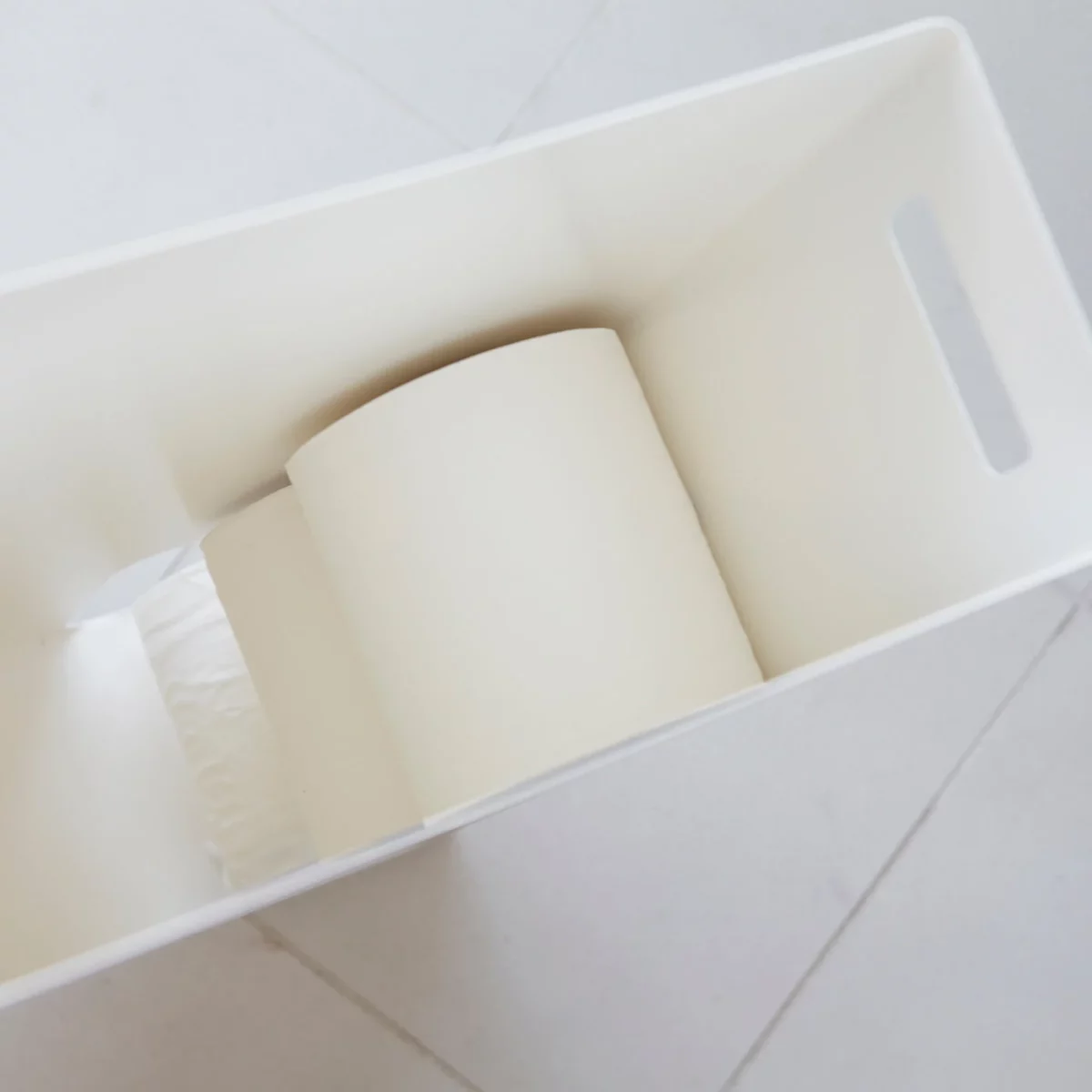 Distributeur de papier toilette Yamazaki TOWER, grand modèle, blanc, vue détaillée 4 | One Horizon