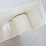 Distributeur de papier toilette Yamazaki TOWER, grand modèle, blanc, vue détaillée 4 | One Horizon