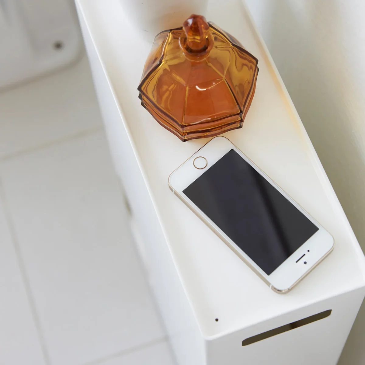 Distributeur de papier toilette Yamazaki TOWER grand format, blanc, vue détaillée 5 | One Horizon