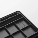Organisateur de casseroles et de couvercles Yamazaki TOWER, réglable, noir, avec une grille au fond pour les séparateurs à insérer par le haut