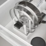 Organisateur de casseroles et de couvercles Yamazaki « TOWER », réglable, en blanc ; le couvercle en verre se tient debout entre les barres