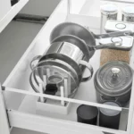 Organiseur de casseroles et de couvercles Yamazaki « TOWER », réglable, blanc, à ranger dans le tiroir de cuisine avec les casseroles, poêles et couvercles