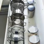 Yamazaki Topfdeckelhalter TOWER ausziehbar Schwarz, Detailansicht 13 | One Horizon