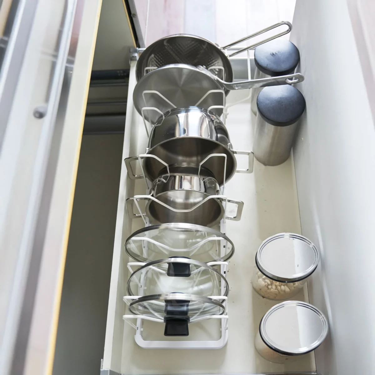 Yamazaki Topfdeckelhalter TOWER ausziehbar Weiss, Detailansicht 3 | One Horizon