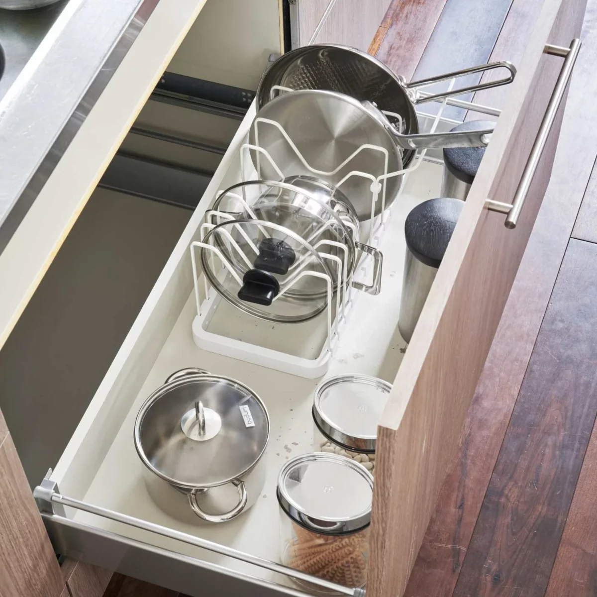 Yamazaki Topfdeckelhalter TOWER ausziehbar Weiss, Detailansicht 11 | One Horizon