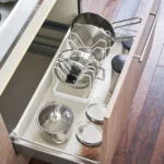 Yamazaki Topfdeckelhalter TOWER ausziehbar Weiss, Detailansicht 11 | One Horizon