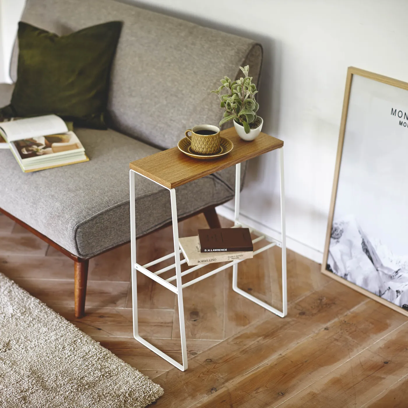 Yamazaki TOSCA Beistelltisch mit Holzplatte neben einem Sofa