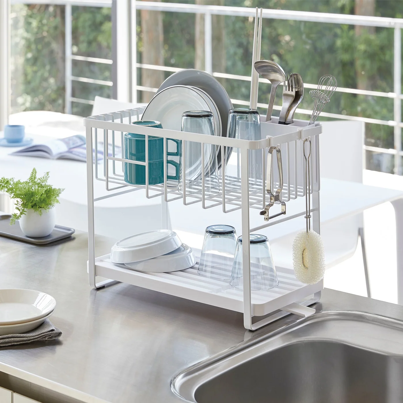 Yamazaki TOWER Abtropfgestell mit zwei Ebenen neben der Spüle, mit Tellern, Gläsern und Besteck