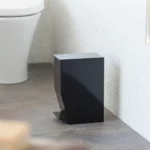 Yamazaki Treteimer TOWER fürs Bad in Schwarz, auf dem Fliesenboden neben der Toilette
