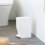 Yamazaki Treteimer TOWER fürs Bad in Weiss, auf dem Fliesenboden neben der Toilette