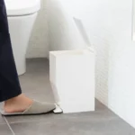 Yamazaki Treteimer TOWER fürs Bad in Weiss, Fuss tritt auf das Pedal, der Deckel öffnet sich