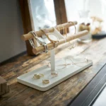 Yamazaki Uhrenständer TOSCA mit Holzstäben in Weiss, auf dem Holztisch mit Uhren und Armreifen