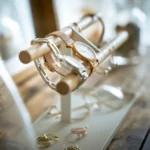 Yamazaki Uhrenständer TOSCA mit Holzstäben in Weiss, Nahaufnahme der Holzstäbe mit Armbanduhr