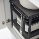 Yamazaki 3-stöckiger Unterwaschbecken-Organizer TOWER Schwarz, Detailansicht 3 | One Horizon