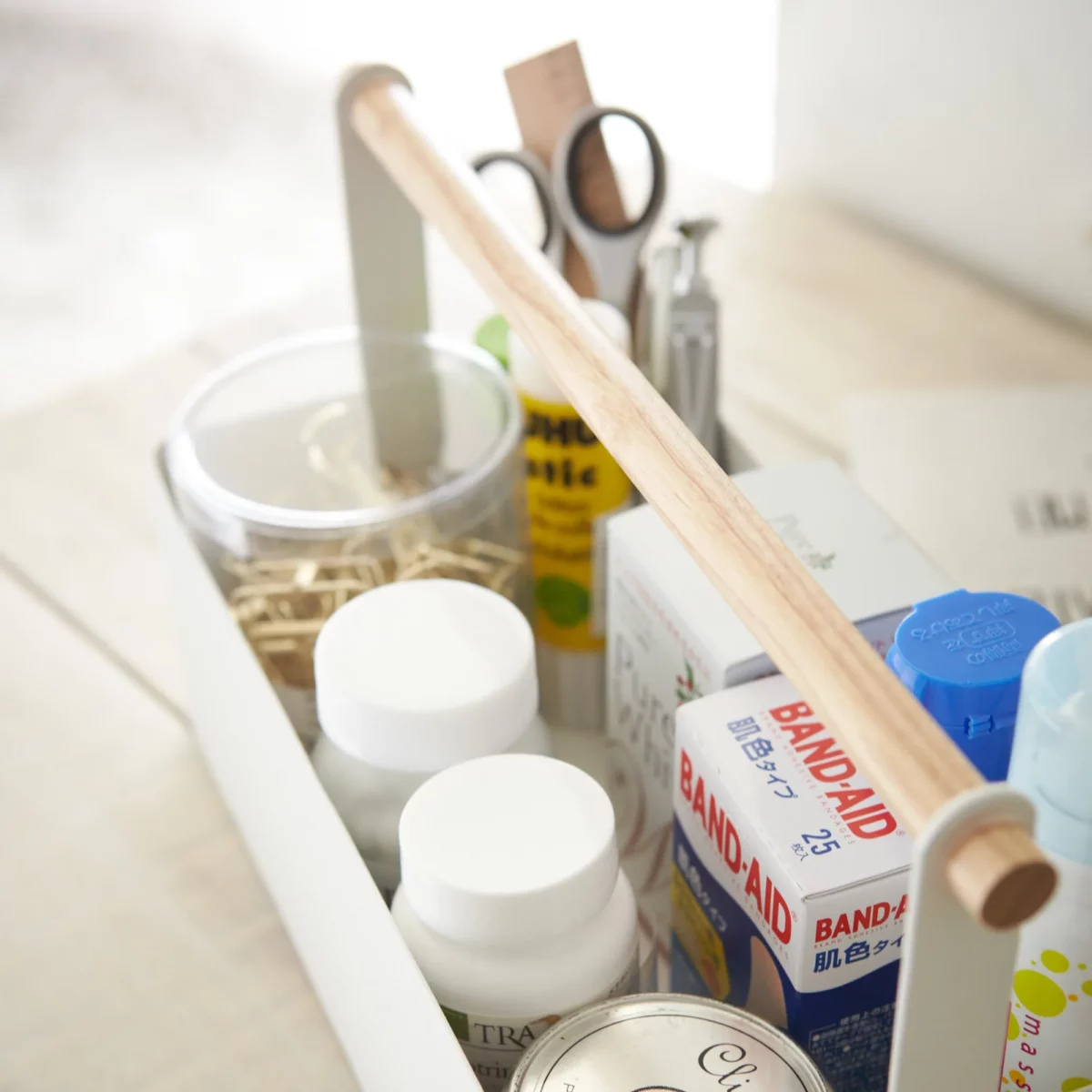 Yamazaki Utensilienbox TOSCA gross in Weiss, Nahaufnahme von Dosen, Pflastern und Büroklammern