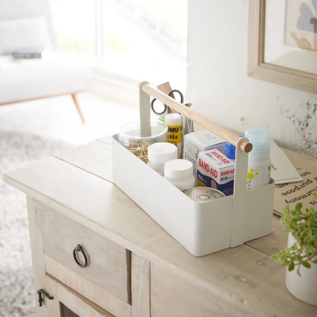 Yamazaki Utensilienbox TOSCA gross in Weiss, auf der Kommode mit Hausapotheke und Büromaterial