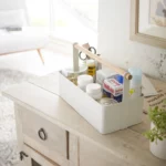 Yamazaki Utensilienbox TOSCA gross in Weiss, auf der Kommode mit Hausapotheke und Büromaterial