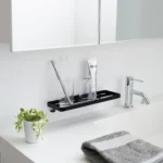 Étagère murale TOWER de Yamazaki avec crochets adhésifs, de couleur noire, à installer au-dessus du lavabo avec des verres à brosses à dents
