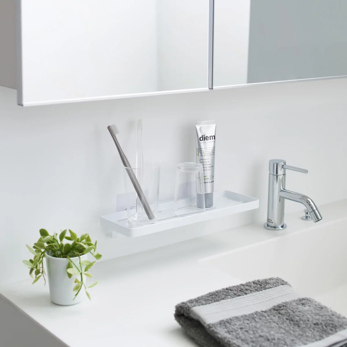 Étagère murale TOWER de Yamazaki avec crochets adhésifs, de couleur blanche, à installer au-dessus du lavabo, avec des pots à brosses à dents