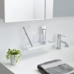 Étagère murale TOWER de Yamazaki avec crochets adhésifs, de couleur blanche, à installer au-dessus du lavabo, avec des pots à brosses à dents