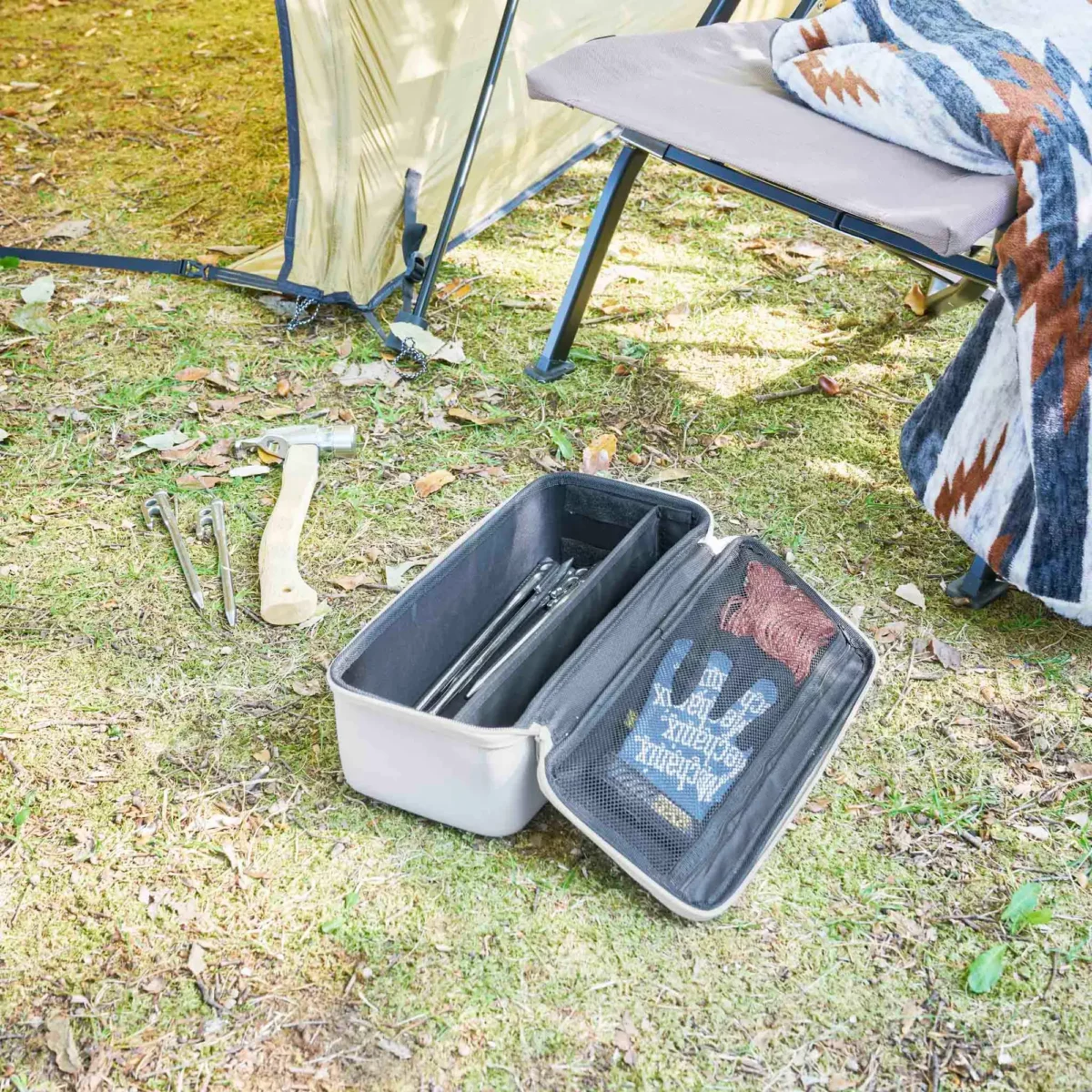 Yamazaki Werkzeugtasche TOWER mit Trennwand in Grau, offen auf der Wiese beim Camping mit Heringen