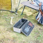 Yamazaki Werkzeugtasche TOWER mit Trennwand in Grau, offen auf der Wiese beim Camping mit Heringen