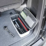 Yamazaki Werkzeugtasche TOWER mit Trennwand in Grau, offen im Kofferraum mit Werkzeug und Warnweste