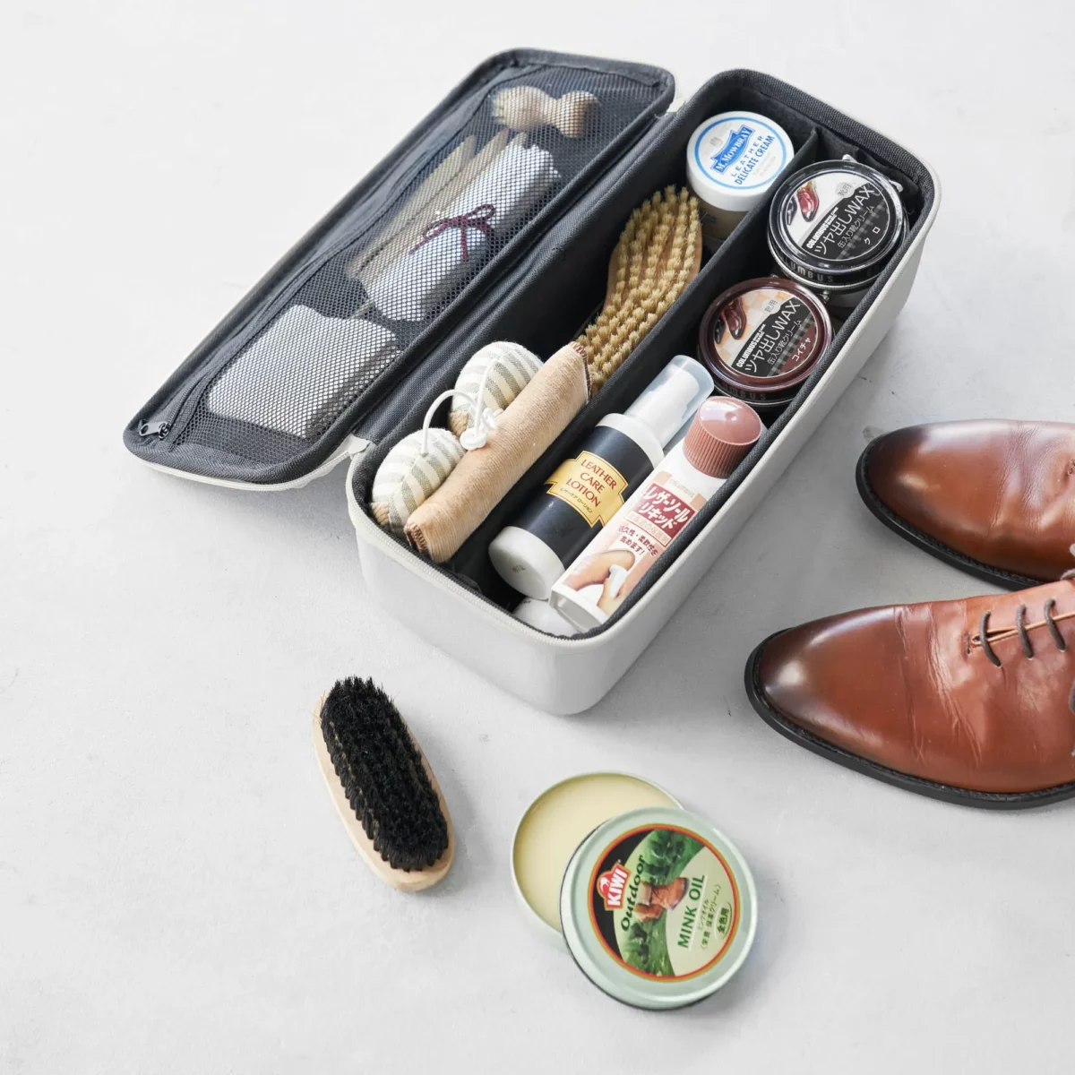 Yamazaki Werkzeugtasche TOWER mit Trennwand in Grau, als Schuhpflege-Set mit Bürsten und Lederschuhen
