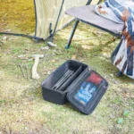 Yamazaki Werkzeugtasche TOWER mit Trennwand in Schwarz, offen auf der Wiese beim Camping mit Heringen