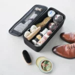 Yamazaki Werkzeugtasche TOWER mit Trennwand in Schwarz, als Schuhpflege-Set mit Bürsten und Lederschuhen