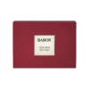 Rote Geschenkbox des BABOR HSR Lifting Gifting Set, geschlossen, mit dem Etikett High Skin Refiner